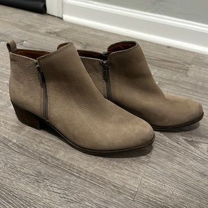 Lucky Brand Suede Tan Ankle Boot, Zipper both Sides, never‎ worn, size 10W